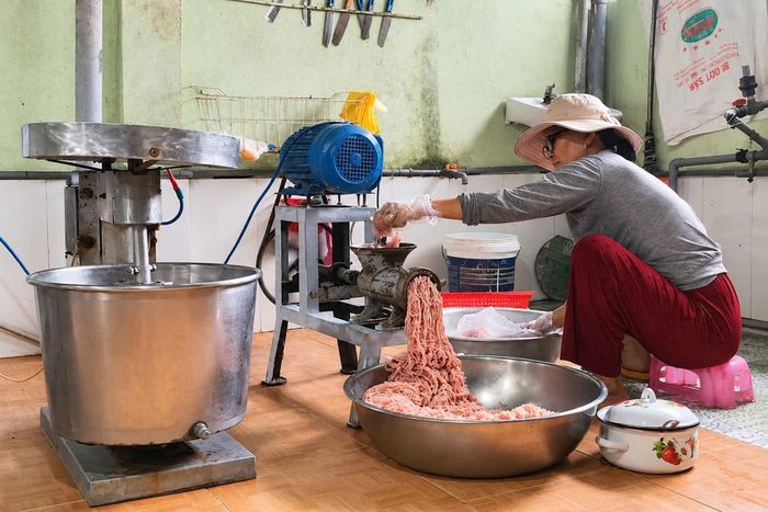 Máy móc được đưa vào hỗ trợ người dân Lý Sơn chế biến chả cá.