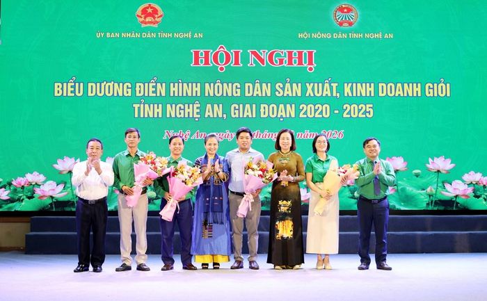 Các đại biểu tặng hoa chúc mừng các điển hình nông dân của tỉnh Nghệ An được Trung ương Hội Nông dân Việt Nam vinh danh trong chương trình “Tự hào Nông dân Việt Nam năm 2026”. (Ảnh: NAG)