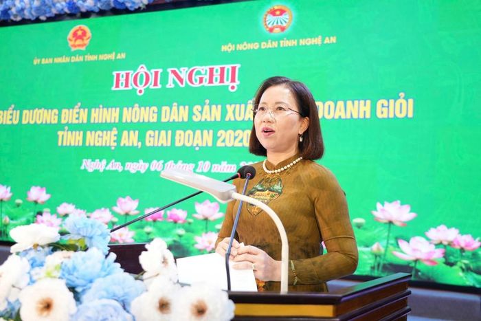 Phó Chủ tịch Trung ương Hội Nông dân Việt Nam Bùi Thị Thơm phát biểu tại hội nghị. (Ảnh: NAG)