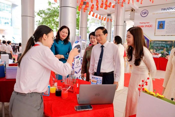 Thày trò và đại biểu tương tác về công nghệ số