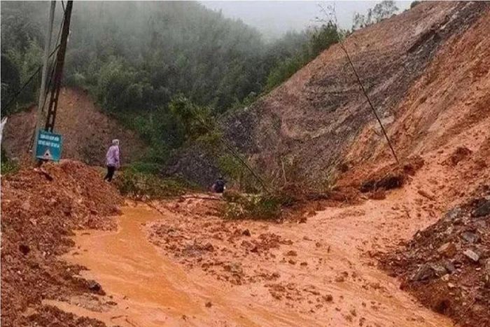 Sạt lở đất không chỉ đe dọa trực tiếp tính mạng người dân mà còn có thể gây ách tắc giao thông. Ảnh minh hoạ