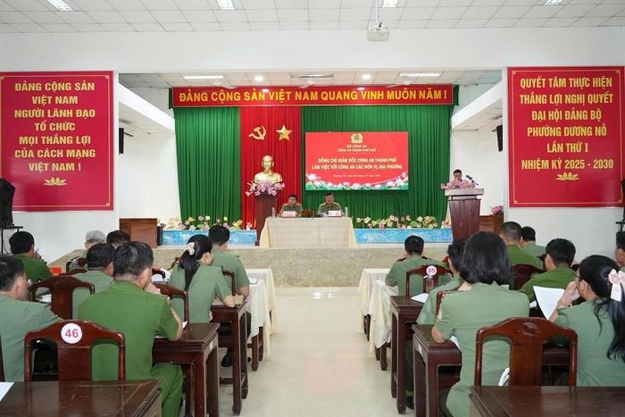 Quang cảnh buổi làm việc