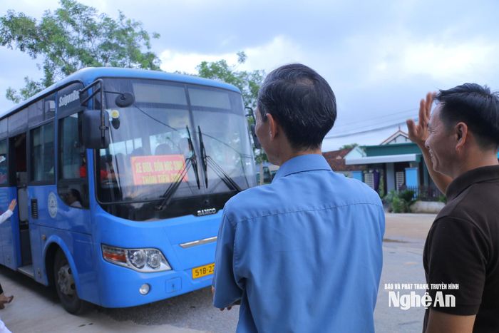 Học sinh điểm trường lẻ Tiến Sơn được miễn phí xe đưa đón. (Ảnh: Mỹ Hà)