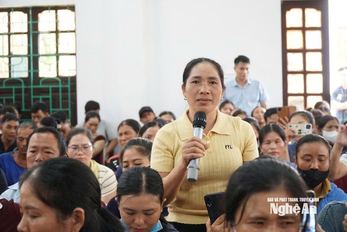 Người dân thôn Tiến Sơn nêu ý kiến tại buổi đối thoại với UBND tỉnh. (Ảnh: Mỹ Hà)