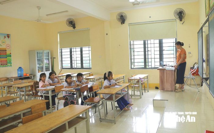 Những lớp học vắng học sinh ở Trường Tiểu học Quỳnh Tam. (Ảnh: Mỹ Hà)