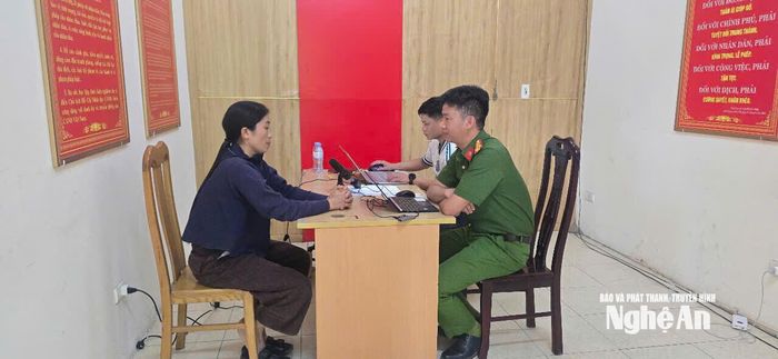 Công an xã Quỳnh Tam làm việc, trao đổi với các phụ huynh thôn Tiến Sơn. (Ảnh: B.T)