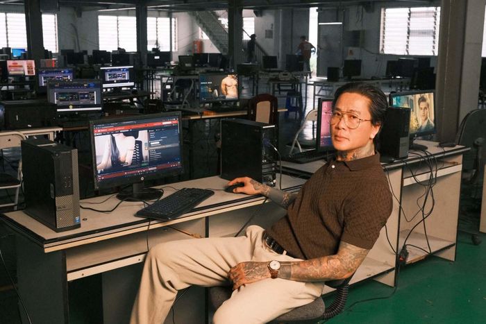 Danis Nguyễn đảm nhận vai Mao Đại - ông trùm tập đoàn đa quốc gia M chuyên làm từ thiện với các dự án cộng đồng. Tuy nhiên đây chỉ là vỏ bọc để Mao Đại xây dựng cho mình đế chế lừa đảo tại nhiều đất nước. Sở hữu gương mặt “búng ra phản diện”, chính điều này góp phần giúp anh “biến mình” thành ông trùm thành công.