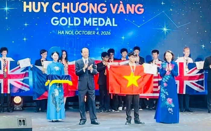  Mai Văn Khánh được Thứ trưởng Bộ GD&ĐT Phạm Ngọc Thưởng trao Huy chương Vàng Olympic Thiên văn và Vật lý thiên văn quốc tế 2026, chiều 4/10 vừa qua.
