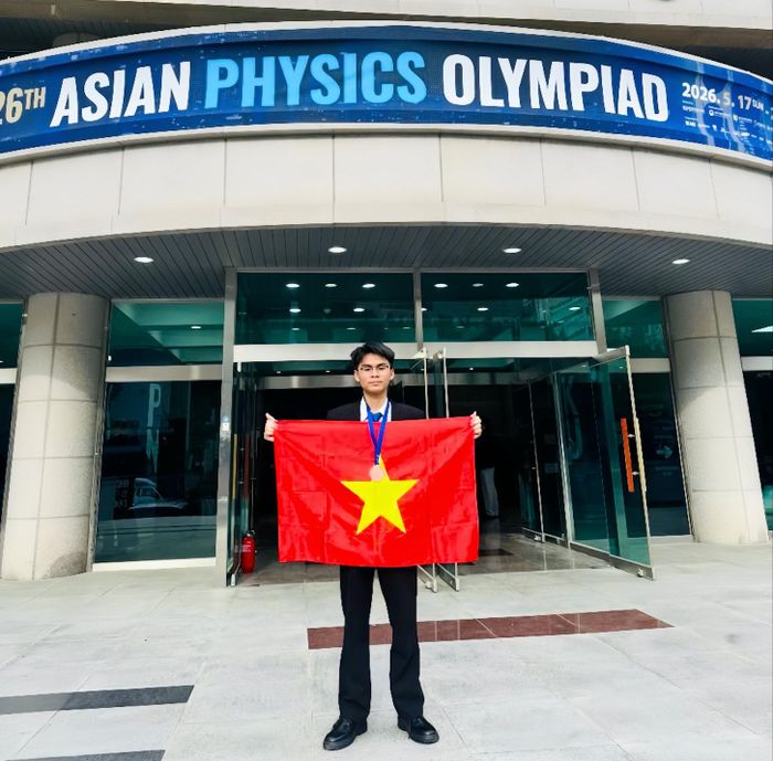 Cách đây không lâu, Mai Văn Khánh từng đạt Huy chương Đồng tại Kỳ thi Olympic Vật lý châu Á (APhO 2026) hồi tháng 5/2026.