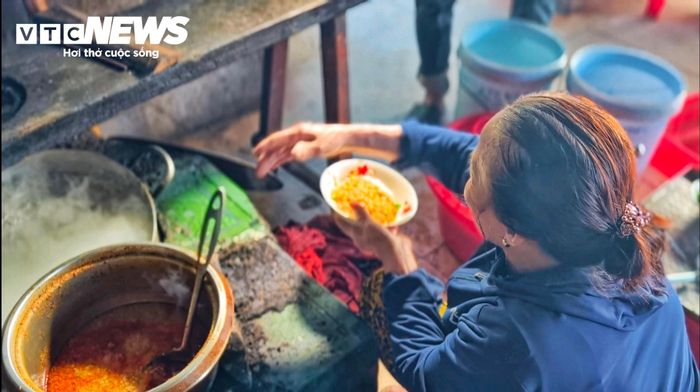 Bà Trương Thị Điều (61 tuổi) cùng chồng bán bún tôm, rạm thủ công truyền thống tại xã Bình Dương suốt 38 năm qua. Gánh bún của bà Điều là một trong số ít vẫn giữ nếp làm nghề thủ công “lấy công làm lời” để nuôi lớn 3 người con học đại học.