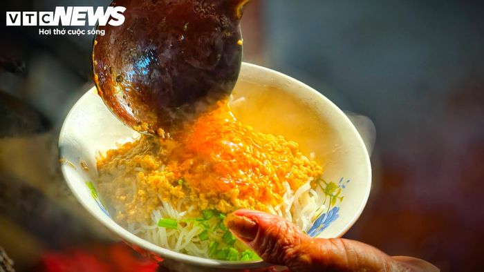 Thực khách ăn đến đâu thì bún sẽ được ép theo số lượng đến đó, nước gạch tôm và rạm sẽ được múc vào từng chén riêng cho mỗi người. Khi ăn sẽ tự tay rưới từng muỗng nước dùng nóng hổi lên tô bún tươi đã xếp sẵn rau thơm và giá đỗ.