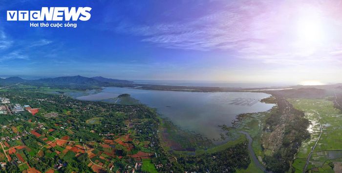 Đầm Trà Ổ (còn gọi là đầm Châu Trúc hay đầm Bàu Bàng) là một trong những đầm nước lợ tự nhiên lớn và nổi tiếng của tỉnh Gia Lai. Nơi đây không chỉ mang giá trị sinh thái, kinh tế quan trọng mà còn là một danh thắng giàu nét văn hóa - lịch sử.