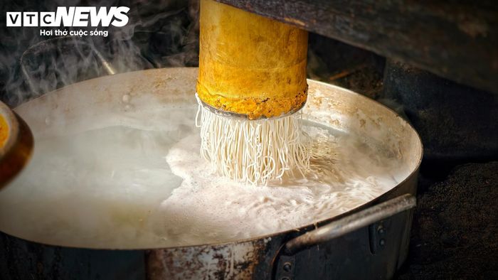 Từng khúc bột gạo trong khuôn được ép thẳng xuống thành sợi, rơi vào nồi nước đang sôi ùng ục. Người vớt bún đòi hỏi sự nhanh tay và sự tỉ mỉ. Chỉ trong ít phút, những sợi bún nóng hổi được vớt ra ngâm vào thau nước lạnh. Từ đó loại bún tươi đặc trưng của vùng đất Phù Mỹ trắng trong, dẻo dai ra đời, hoàn toàn khác biệt so với loại bún làm qua đêm.