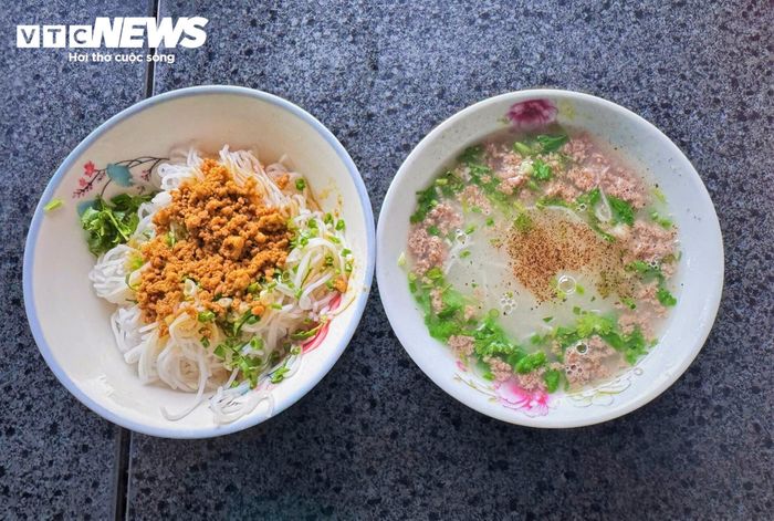 Từ những con tôm đất, con rạm béo mọng đánh bắt tươi sống dưới lòng đầm Trà Ổ hòa quyện cùng hạt gạo quê Phù Mỹ, người dân nơi đây đã tạo nên món bún rạm, bún tôm dinh dưỡng với giá chỉ 10.000 đồng nhưng cách chế biến bằng tay truyền thống, đầy kỳ công.