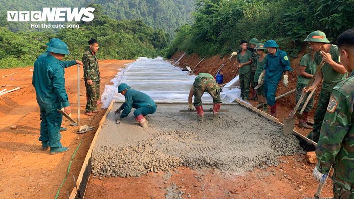 Lực lượng quân đội và người dân phối hợp làm đường vào Lân Nóng. (Ảnh: Huyền Trang)