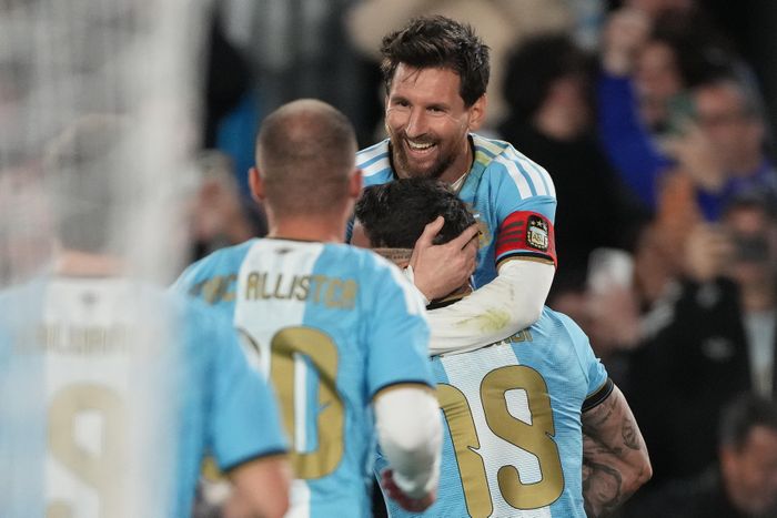 Trong chiến thắng 3-0 của Argentina, anh đóng góp hai pha kiến tạo cho các đồng đội lập công. Phút 48, Messi thực hiện quả phạt góc để Nicolas Otamendi đánh đầu ghi bàn. Sau đó, anh tiếp tục tung đường chuyền thuận lợi giúp Nico Paz thực hiện cú cứa lòng đẹp mắt, đưa bóng vào lưới đối phương. (Ảnh: AP)
