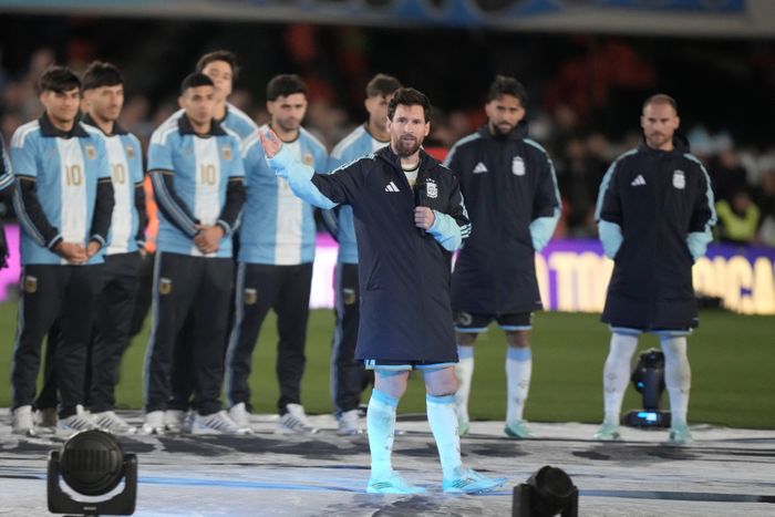 Messi phát biểu sau trận đấu trong sự xúc động của các đồng đội, khán giả và cả gia đình anh có mặt tại sân vận động. (Ảnh: AP)
