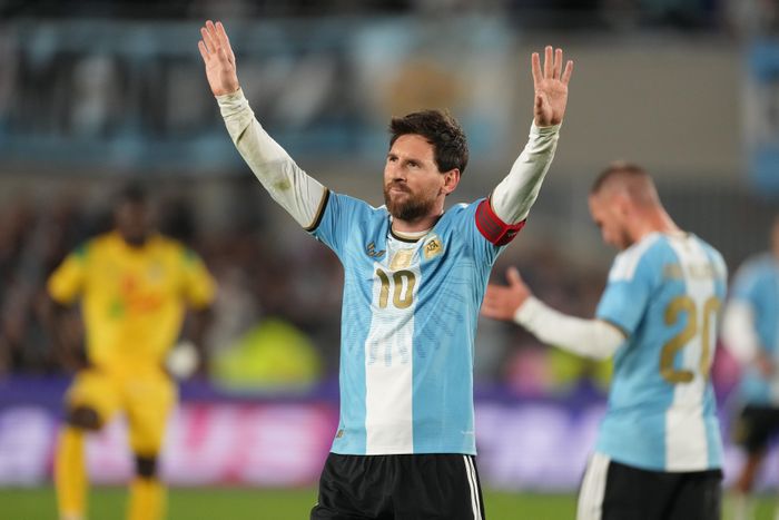 Phút 71, Messi ghi bàn thắng cuối cùng cho đội tuyển Argentina bằng cú sút chân trái quen thuộc. Siêu sao 39 tuổi thực hiện thành công quả phạt đền, đưa bóng găm thẳng vào nóc lưới. Bàn thắng khiến các khán đài chật kín người tại sân Estadio Monumental vỡ òa trong tiếng hô vang đồng thanh: “Messi, Messi”. (Ảnh: AP)