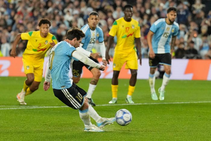 Bàn thắng cuối cùng của Messi cho đội tuyển Argentina là cú đá phạt đền. (Ảnh: AP)