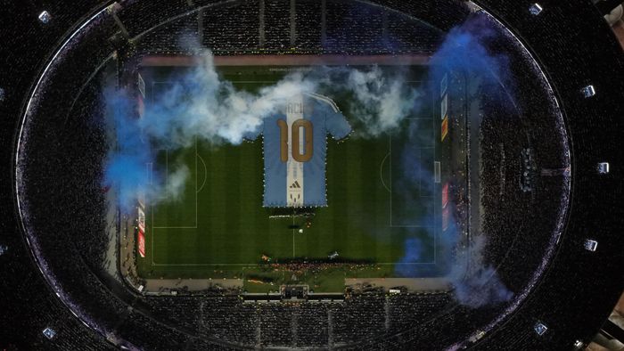 Trận đấu cuối cùng của Messi trên quê nhà là nơi người hâm mộ nói lời chia tay với cầu thủ số 10. Đội tuyển Argentina đặt tên cho sự kiện này là “El último tango” - “Điệu tango cuối cùng”. (Ảnh: AP)