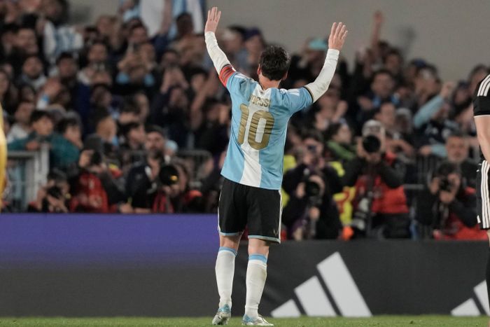 Messi mặc bộ trang phục đặc biệt, chứa đựng nhiều chi tiết tri ân huyền thoại của đội tuyển Argentina. Sọc màu xanh da trời và trắng truyền thống vẫn được giữ nguyên, nhưng phần huy hiệu Argentina, số áo cùng những chi tiết trang trí được phủ màu vàng nổi bật. (Ảnh: AP)