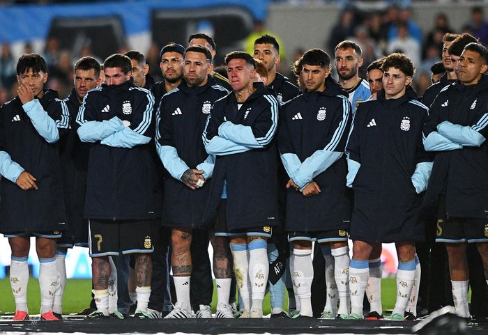Các cầu thủ Argentina nghe Messi phát biểu, dặn dò. (Ảnh: Reuters)