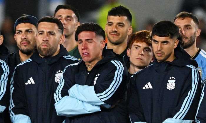 Enzo Fernandez xúc động mạnh nhất. Tiền vệ của Man City như òa khóc. Cách đây 10 năm, chính Enzo viết thư xin Messi ở lại đội tuyển Argentina. (Ảnh: Reuters)