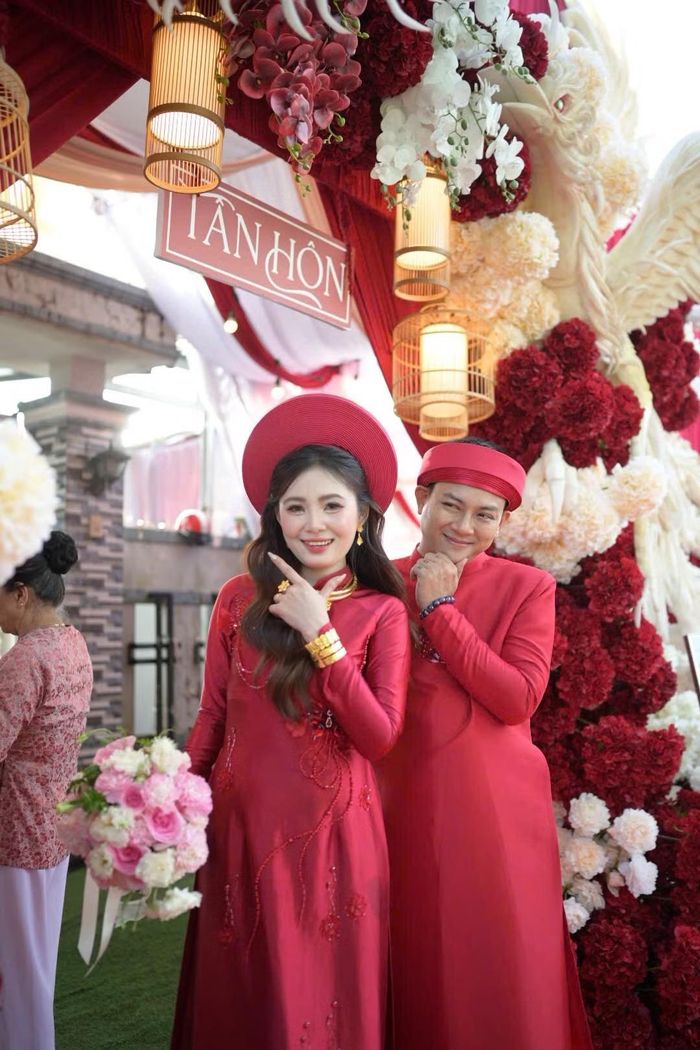 Ngày 6/10, đoàn nhà trai có mặt tại nhà gái ở ấp Tân Khánh, xã Tân Lược, Vĩnh Long để làm lễ xin dâu. Hoài Lâm và Ngọc Trinh cùng diện áo dài đỏ, tạo sự đồng điệu trong ngày trọng đại.