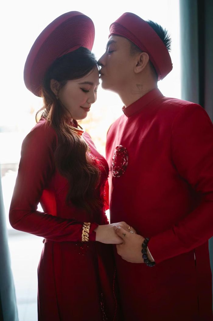 Ngọc Trinh cũng gây chú ý với phần trang phục. Trong ngày 6/10, cô thay tổng cộng 4 bộ, gồm áo dài và 3 váy cưới. Cặp đôi cũng tranh thủ quay video theo xu hướng mạng xã hội. Hoài Lâm tỏ ra khá thoải mái, vui vẻ trong ngày trọng đại sau thời gian dài kín tiếng về chuyện riêng tư.