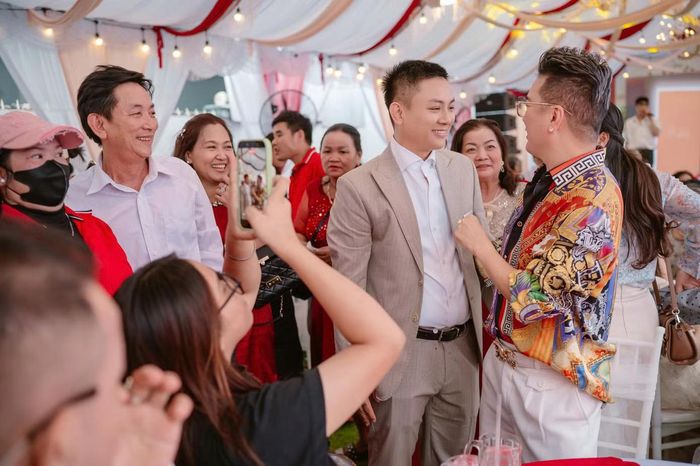 Khoảnh khắc hai người hội ngộ và cùng đứng trên sân khấu khiến không khí tiệc cưới trở nên sôi động hơn. 