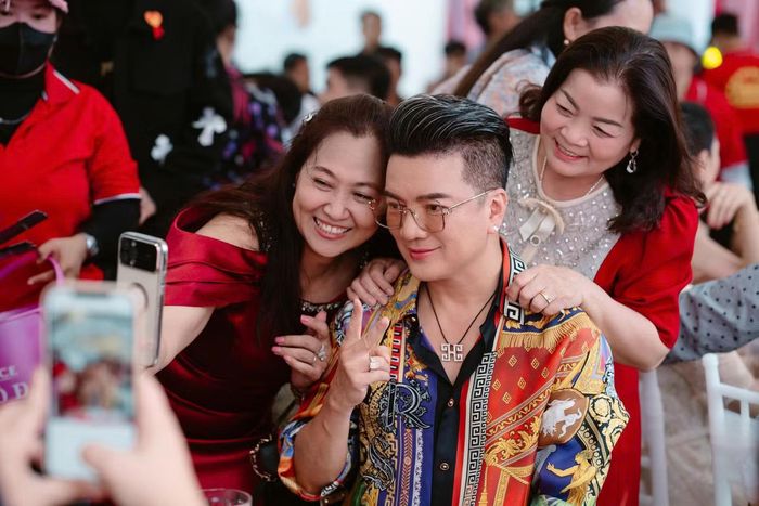 Hoài Lâm từng được nghệ sĩ Hoài Linh gửi đến công ty của Đàm Vĩnh Hưng để học hát khi còn nhỏ. Vì vậy, màn hội ngộ giữa hai thầy trò trong ngày cưới nhận được sự quan tâm của khách mời.