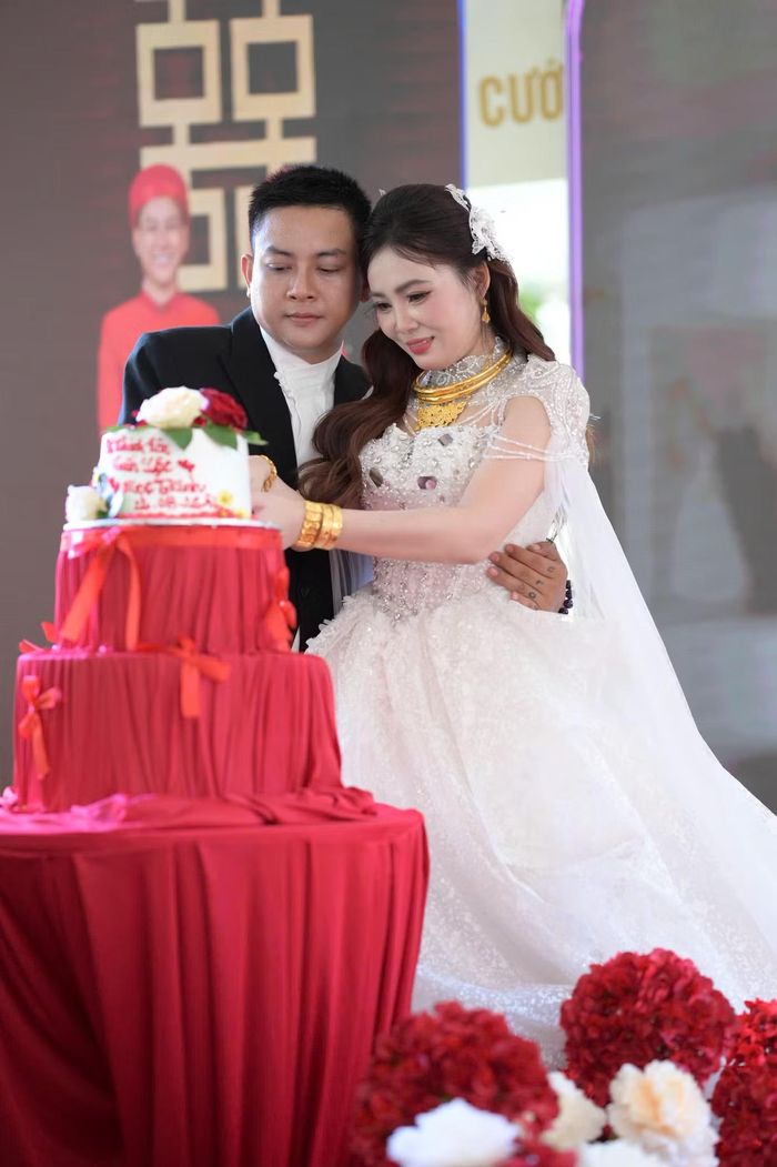 Phần lễ được gia đình giản lược, kéo dài khoảng 20 phút với những nghi thức chính như cắt bánh, rót rượu