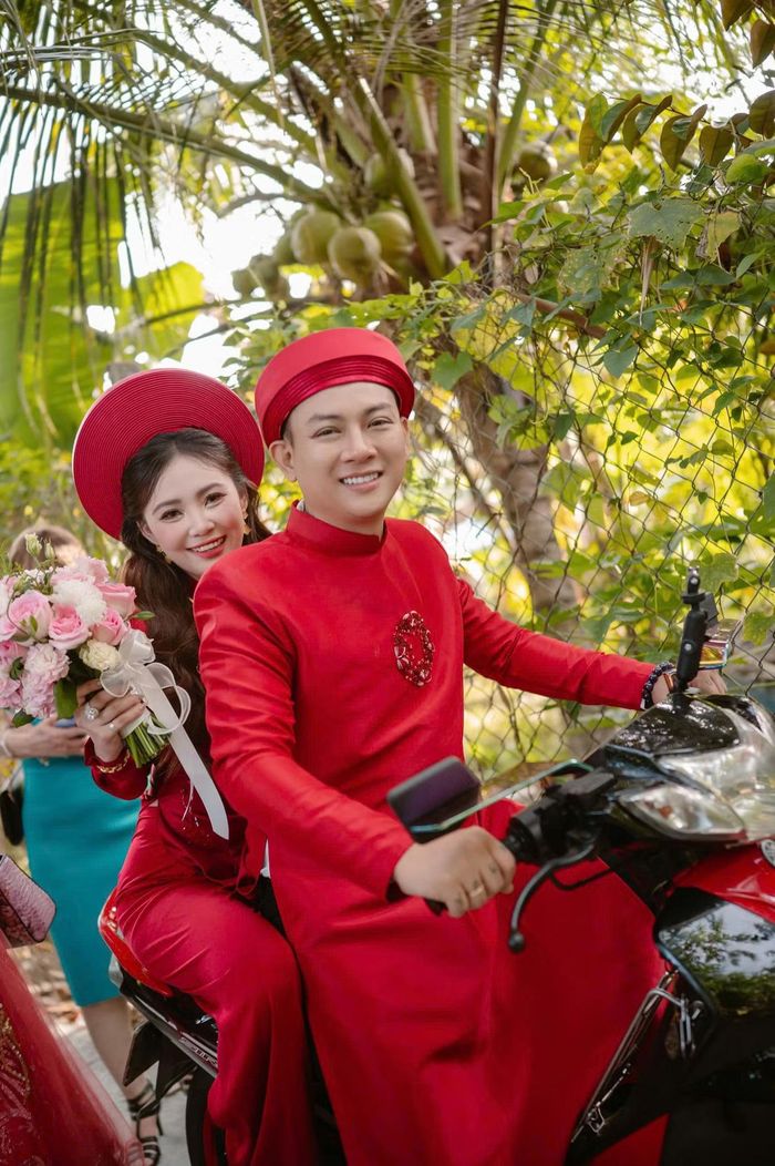 Sau các nghi thức truyền thống, Hoài Lâm tự lái xe máy chở cô dâu về nhà trai. Hai gia đình chỉ cách nhau khoảng 5 phút đi xe nên màn rước dâu diễn ra khá nhanh.
