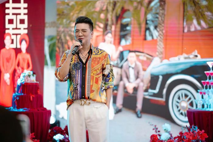 Đàm Vĩnh Hưng lên sân khấu hát nhiều ca khúc, trong đó có Lâu đài tình ái, Thiên đàng ái ân, Thành phố buồn và song ca cùng Hoài Lâm. 
