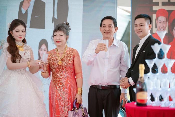 Không khí buổi lễ vì thế khá nhẹ nhàng, chủ yếu là những khoảnh khắc chúc phúc từ người thân và khách mời.