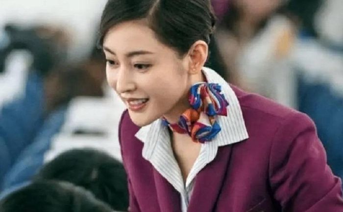 Chiếc khăn lụa đóng vai trò giữ ấm vùng cổ cho các tiếp viên hàng không.