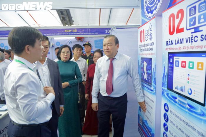 Các đại biểu tham quan gian hàng về chuyển đổi số. (Ảnh: Ngọc Duy)