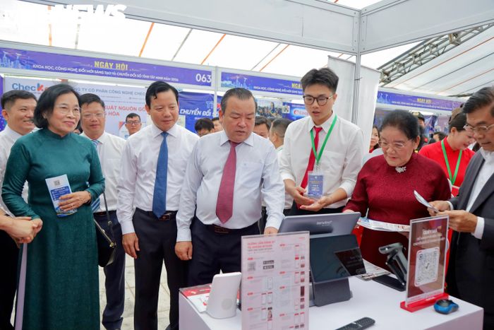 Phó Bí thư Tỉnh ủy Tây Ninh Phạm Hùng Thái (ở giữa) cùng các đại biểu tham quan gian hàng công nghệ. (Ảnh: Ngọc Duy)