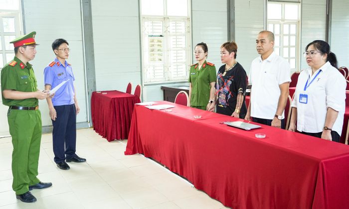 Cơ quan Cảnh sát điều tra Công an tỉnh Sơn La thi hành các quyết định tố tụng đối với Nguyễn Thị Thảo (Tiktoker Thảo Ràn Ri). (Ảnh: Công an Sơn La)