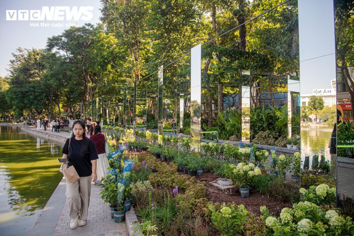 “Dải lụa ký ức” được triển khai theo hình thức xã hội hóa, không sử dụng ngân sách nhà nước. Theo phương án, thời gian trưng bày dự kiến từ ngày 8/10 đến hết ngày 2/12. Sau khi chương trình kết thúc, đơn vị thực hiện có trách nhiệm tháo dỡ các hạng mục và hoàn trả khu vực bờ hồ về trạng thái ban đầu.