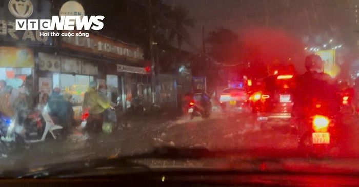 Đường Xô Viết Nghệ Tĩnh (quận Bình Thạnh cũ) ngập cục bộ. 