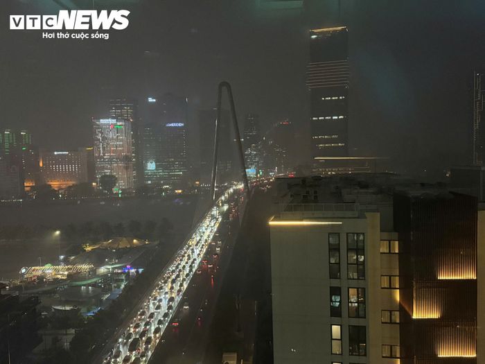 Khu vực cầu Ba Son dòng xe nối dài trong cơn mưa lớn. 