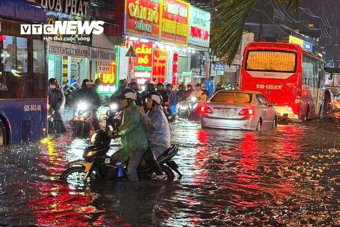 Đường tỉnh lộ 43 ngập nặng sau trận mưa lớn.
