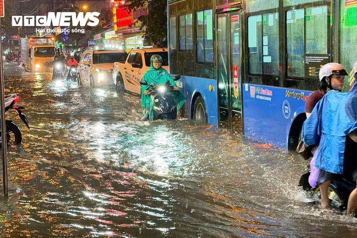 Nước ngập, xe cộ di chuyển chậm, gây ùn tắc kéo dài ở nhiều tuyến đường.