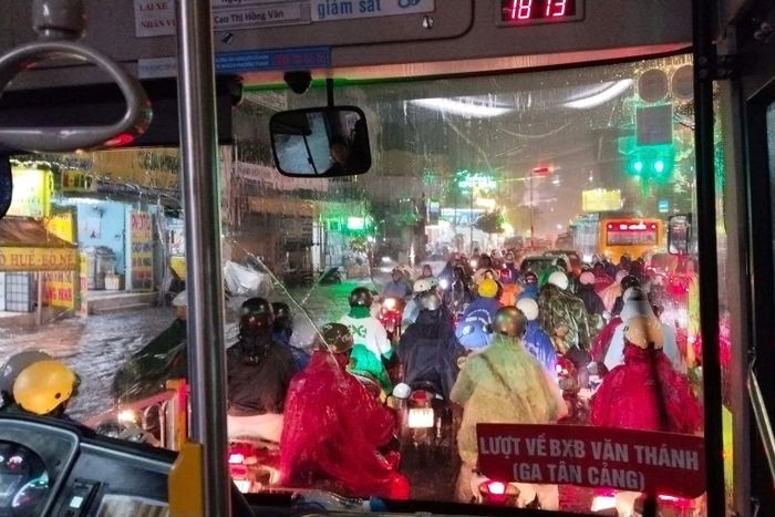 Đường Nguyễn Oanh (khu vực Gò Vấp cũ) nước dâng cao, các phương tiện di chuyển chậm. 