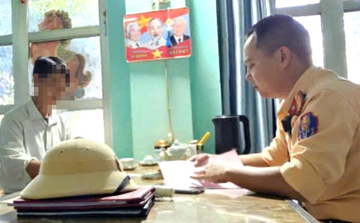 Cán bộ Phòng CSGT Công an tỉnh Thanh Hoá đang làm việc, lập biên bản xử phạt hành chính với tài xế H.V.T. (Ảnh: Công an Thanh Hoá)