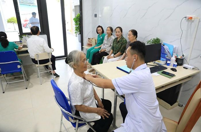 Khám sức khỏe cho người cao tuổi tại cơ sở chăm sóc sức khỏe ban ngày cho người cao tuổi ở phường Long Biên. Ảnh: Đỗ Tâm