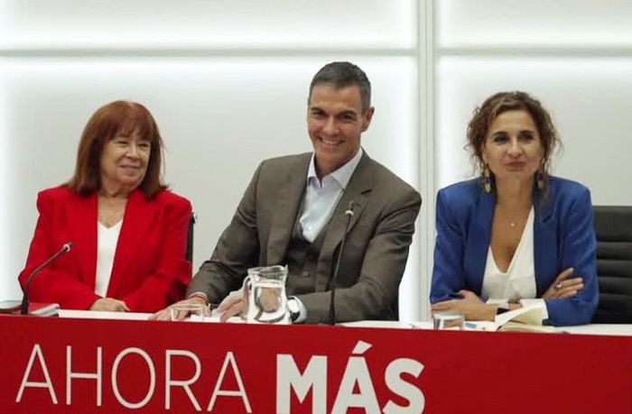 Thủ tướng Tây Ban Nha Pedro Sánchez chủ trì cuộc họp của Đảng Xã hội sau lời kêu gọi bầu cử sớm. Ảnh: Reuters