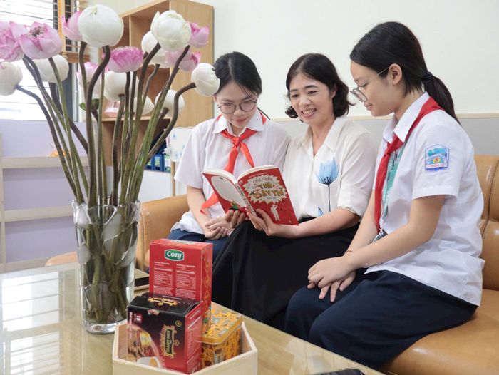 Cô và trò Trường Tiểu học và THCS Lý Thường Kiệt. Ảnh: NTCC.