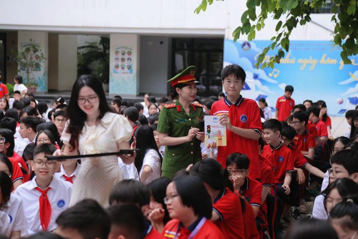 Học sinh Trường THCS Nguyễn Trường Tộ hào hứng tham gia giao lưu, tìm hiểu kiến thức pháp luật về trật tự, an toàn giao thông. Ảnh: P.V